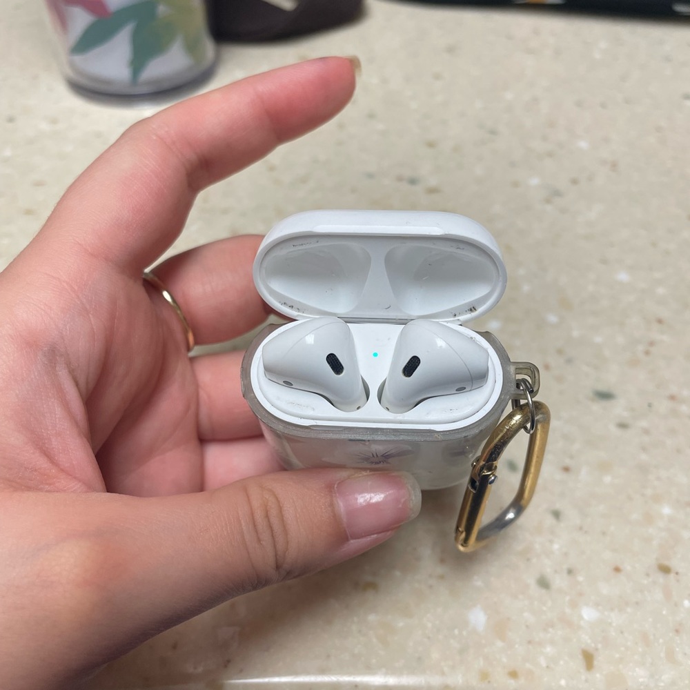 Apple Airpods (1st Generation)